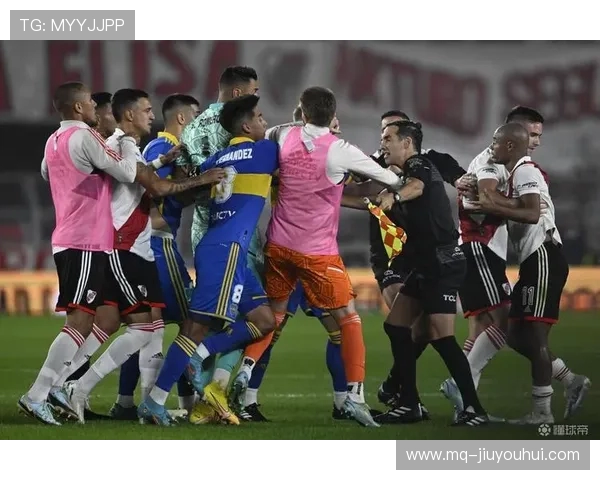 足球场上的恩怨情仇：那些令人难忘的对抗与冲突背后的故事